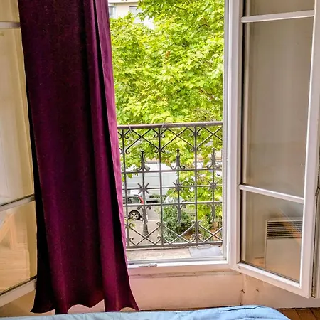 Classic Parisian 2 Bedroom Flat In 10 Parigi